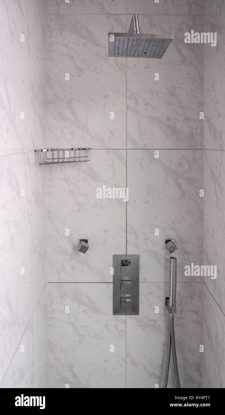 Moderne con doccia a pioggia e la testa di spruzzatura a mano Foto Stock