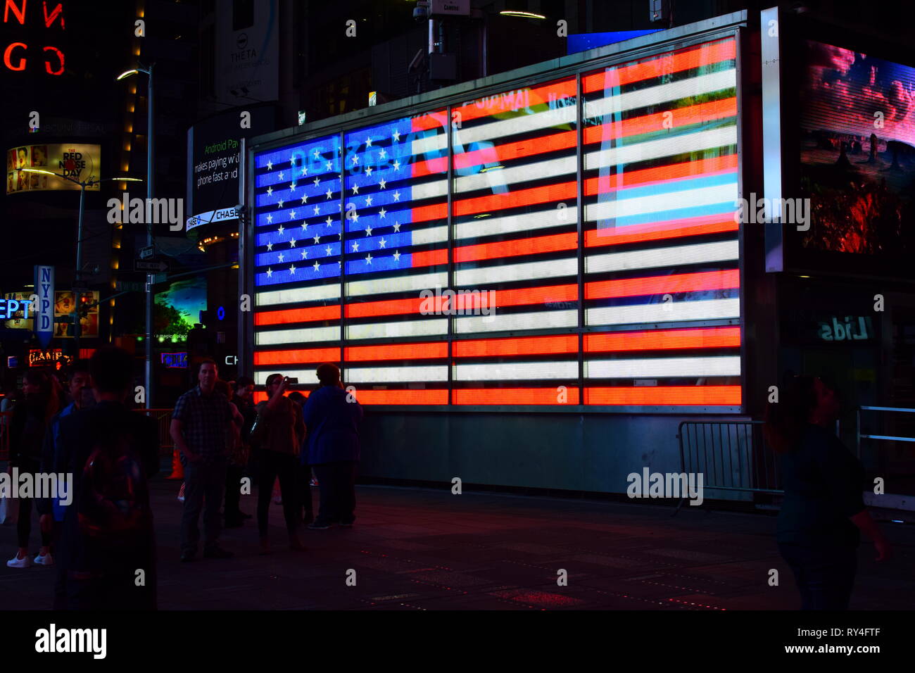 New York City - times square night shot bandiera degli Stati Uniti. Foto Stock