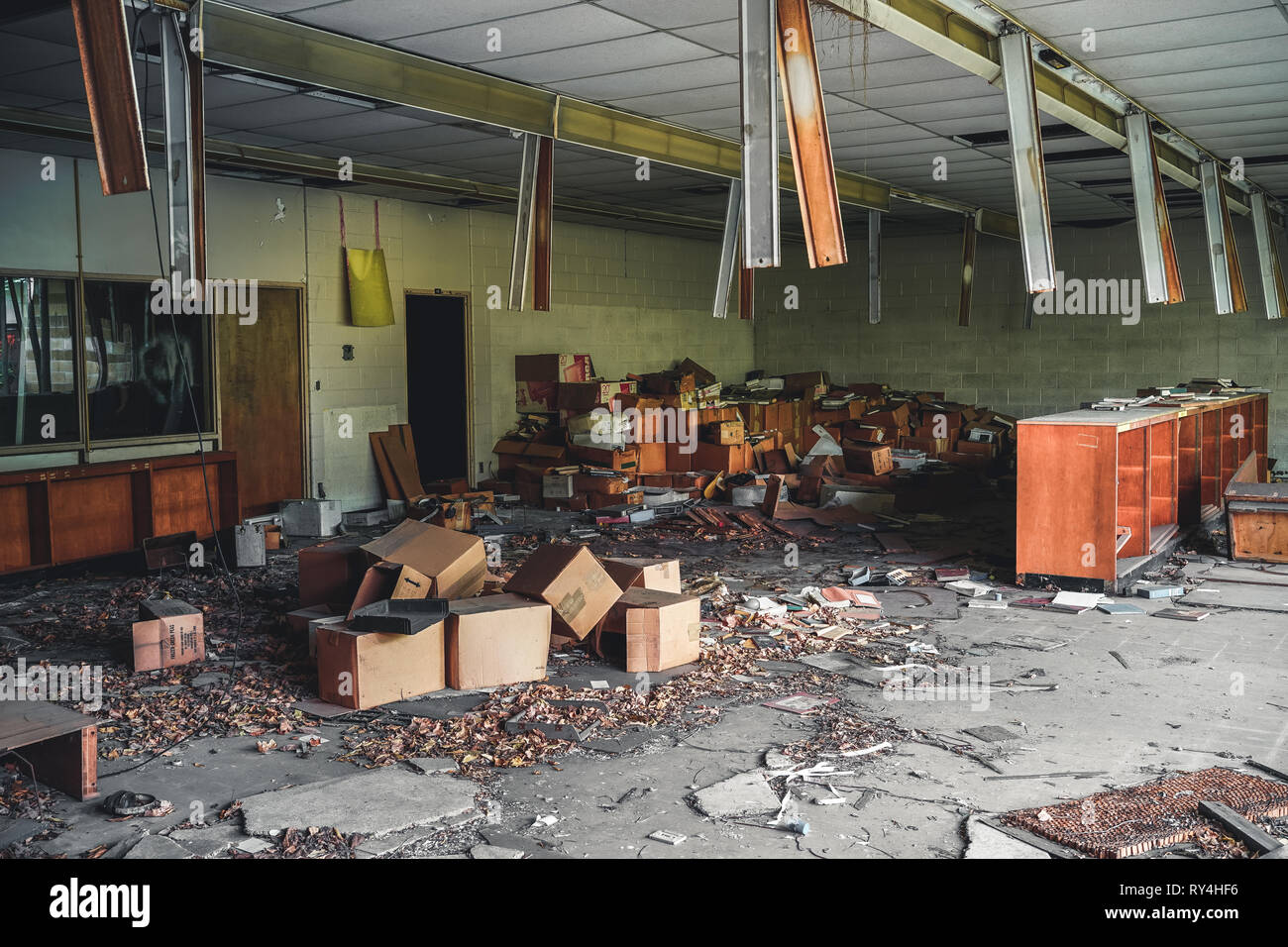 Detroit, Michigan, 18 Maggio 2018: vista interna di abbandonata e danneggiata George Ferris School di Detroit. Come le altre scuole di Highland Park, Ferris Foto Stock