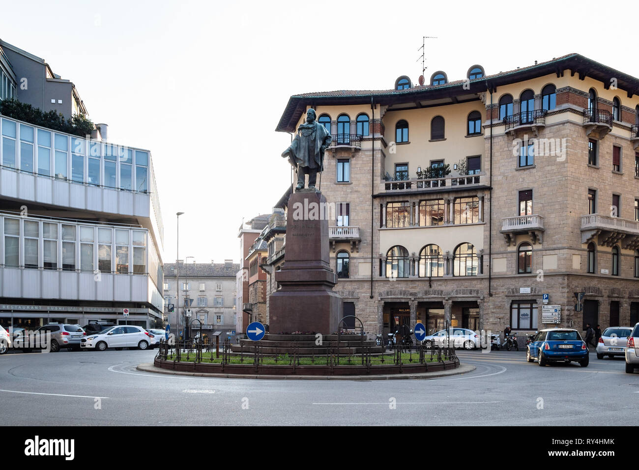 BERGAMO, Italia - 19 febbraio 2019: il monumento a Giuseppe Garibaldi sulla  piazza della Rotonda dei Mille nella città di Bergamo. Bergamo è la  capitale della provincia Foto stock - Alamy