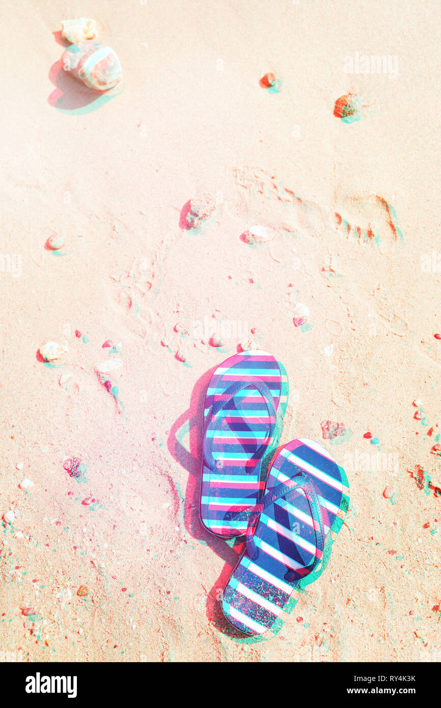 Striped flip flop sulla sabbia con un elegante effetto 3D. In estate potrete rilassarvi. Foto Stock