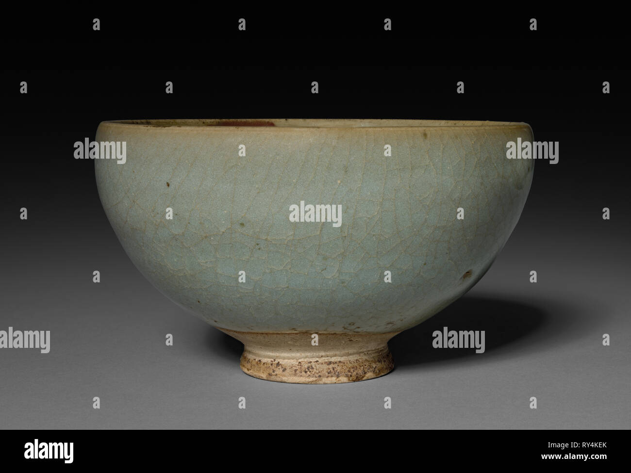 Recipiente: Jun ware, XIII - XIV secolo. Cina settentrionale, Jin dinastia (1115-1234) - Dinastia Yuan (1271-1368). Buff smaltato porcellanato; diametro: 14,6 cm (5 3/4 in.), in totale: 8,5 cm (3 3/8 in Foto Stock