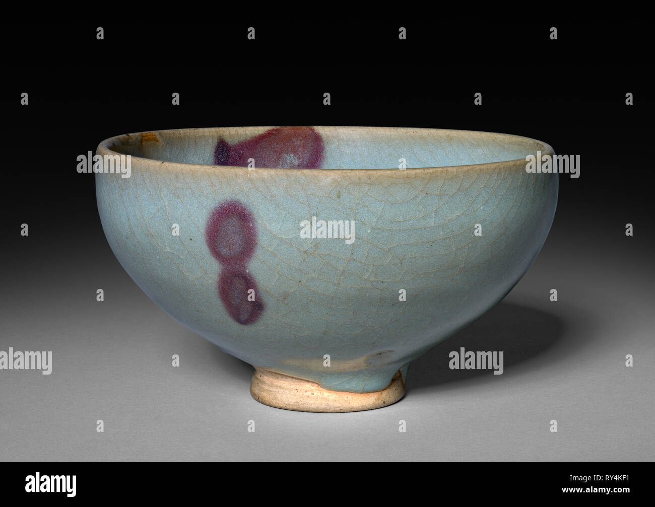 Recipiente: Jun ware, Jin dinastia (1115-1234) - Dinastia Yuan (1271-1368). Cina settentrionale, Jin dinastia (1115-1234) - Dinastia Yuan (1271-1368). Buff smaltato porcellanato; diametro: 14,6 cm (5 3/4 in.), in totale: 8,5 cm (3 3/8 in Foto Stock