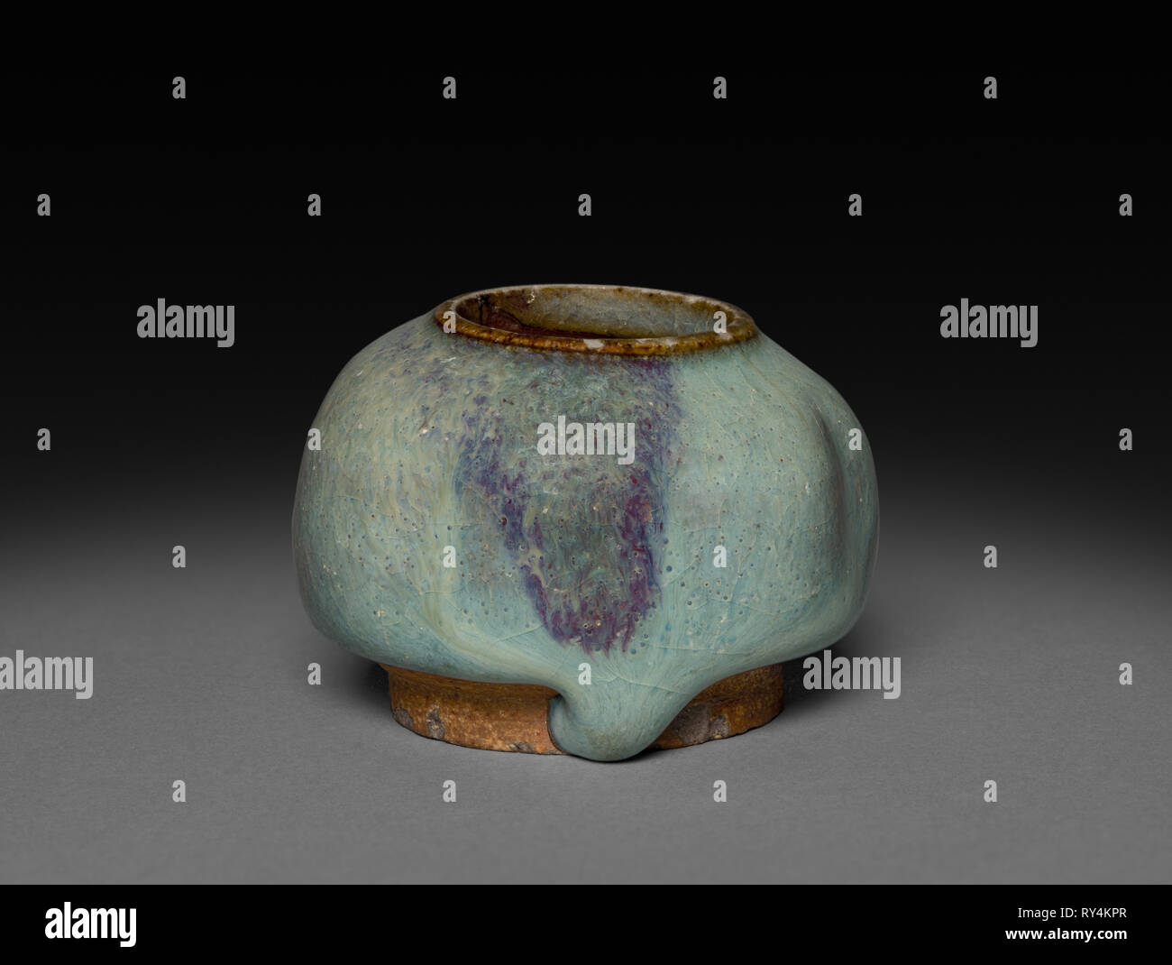 Piccolo vaso lobata, 1115-1368. Cina settentrionale, Jin dinastia (1115-1234) - Dinastia Yuan (1271-1368). Buff smaltato porcellanato; diametro: 5,1 cm (2 in.), in totale: 3,8 cm (1 1/2 in Foto Stock