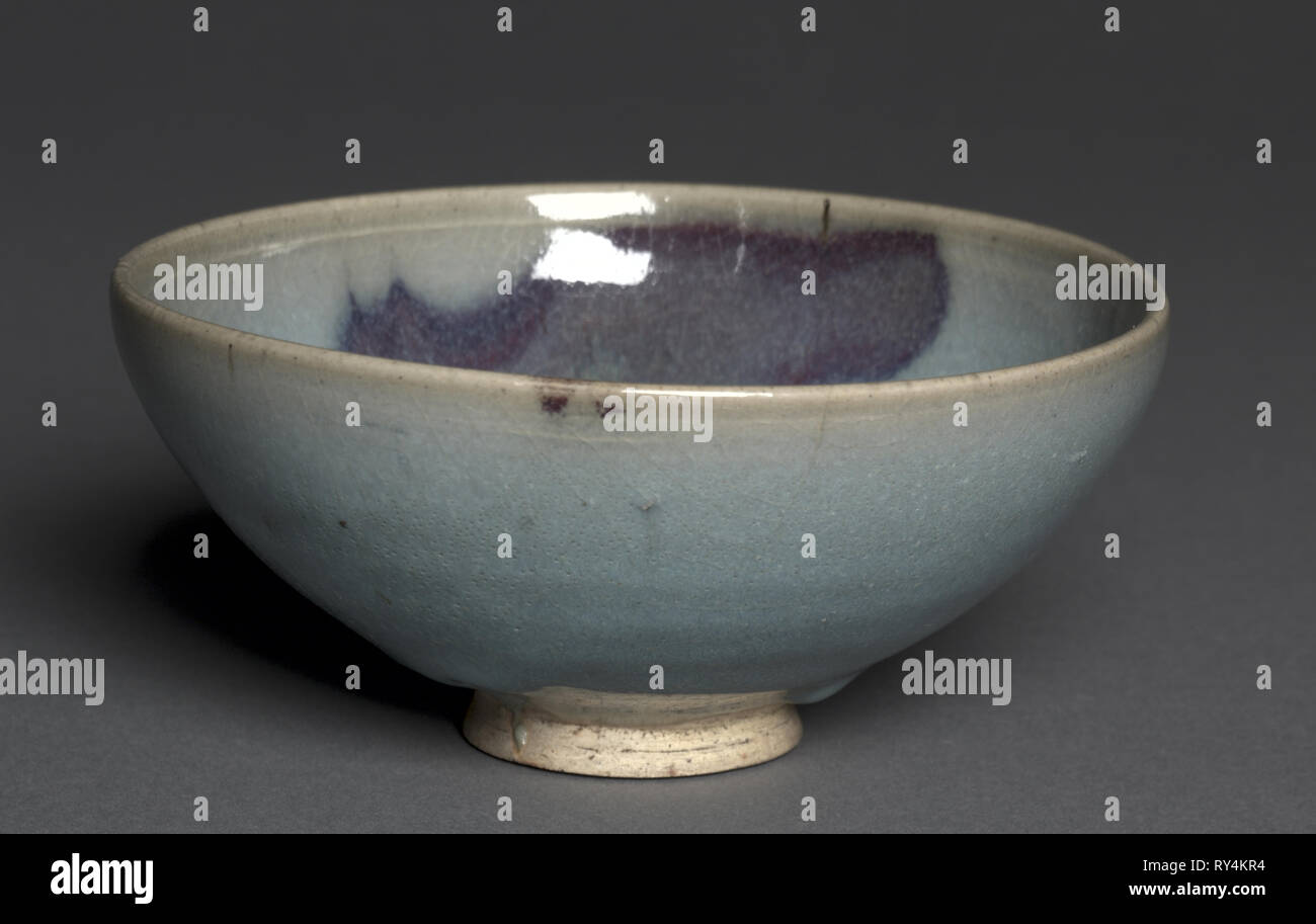 Recipiente: Jun Ware, 1200s-1300s. Cina settentrionale, Jin dinastia (1115-1234) - Dinastia Yuan (1271-1368). Porcellanato con smalto a chiazze; diametro: 19.1 cm (7 1/2 in.); complessivo: 8,6 cm (3 3/8 in Foto Stock