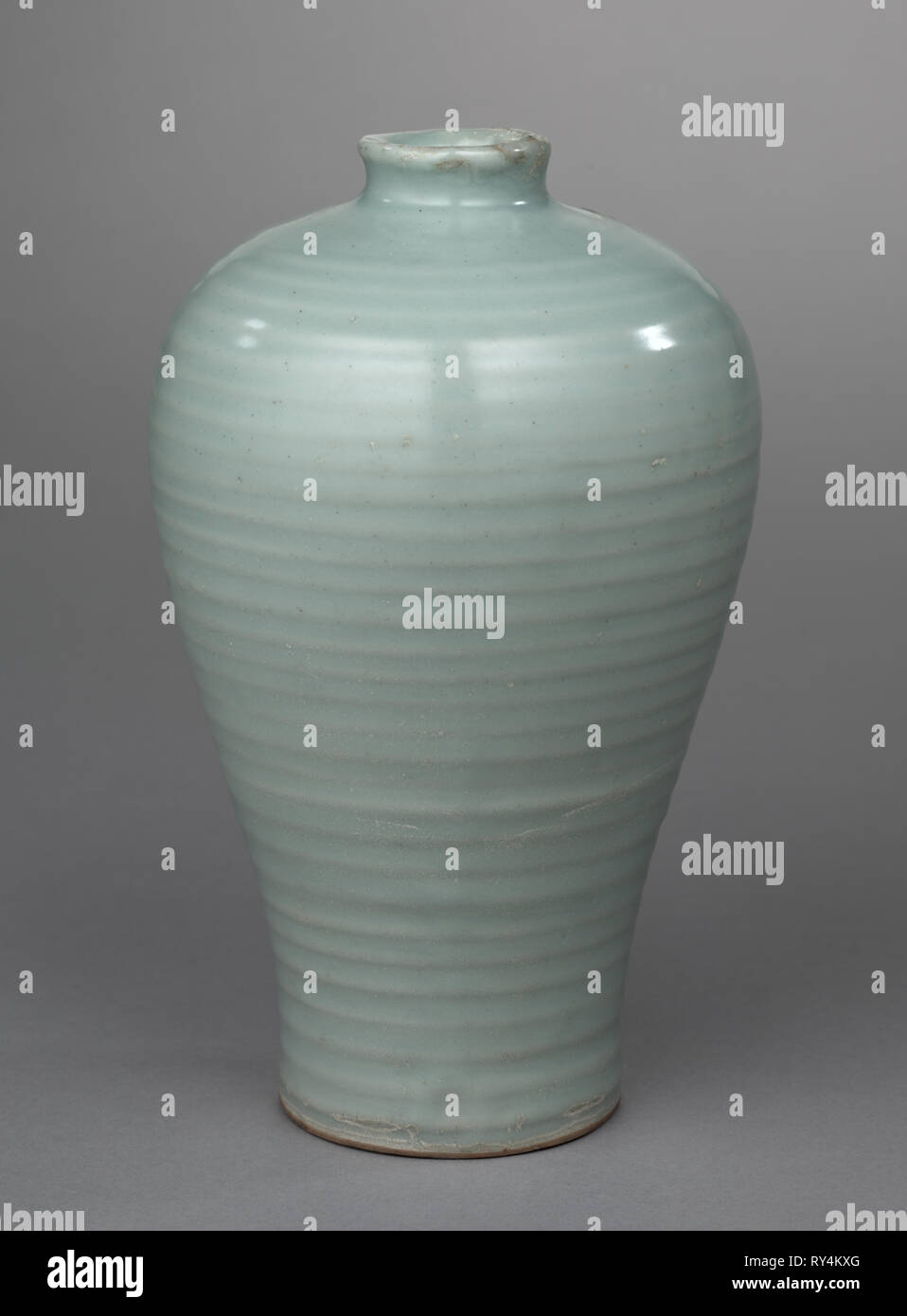 Vaso (Meiping), 1200s. La Cina, nella provincia di Zhejiang, regione di Longquan, Southern Song Dynasty (1127-1279). Verde-porcelaneous smaltato porcellanato Longquan ware; complessivo: 23,5 cm (9 1/4 in Foto Stock