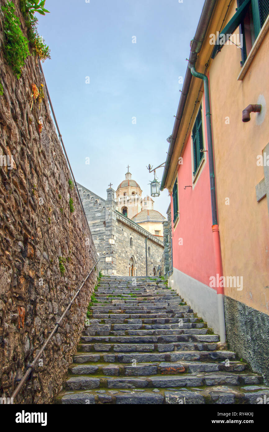 La chiesa di San Lorenzo, conosciuto anche come santuario della Madonna Bianca in Porto Venere, Liguria Foto Stock