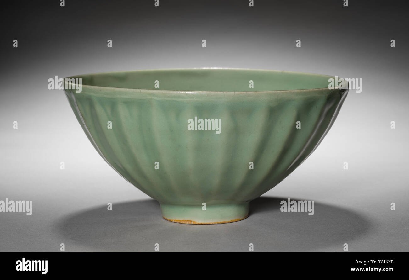 Lotus Bowl, 1200s. La Cina, nella provincia di Zhejiang, regione di Longquan, Southern Song Dynasty (1127-1279). Verde-porcelaneous smaltato porcellanato Longquan ware; diametro: 21,6 cm (8 1/2 in.), in totale: 10,5 cm (4 1/8 in Foto Stock