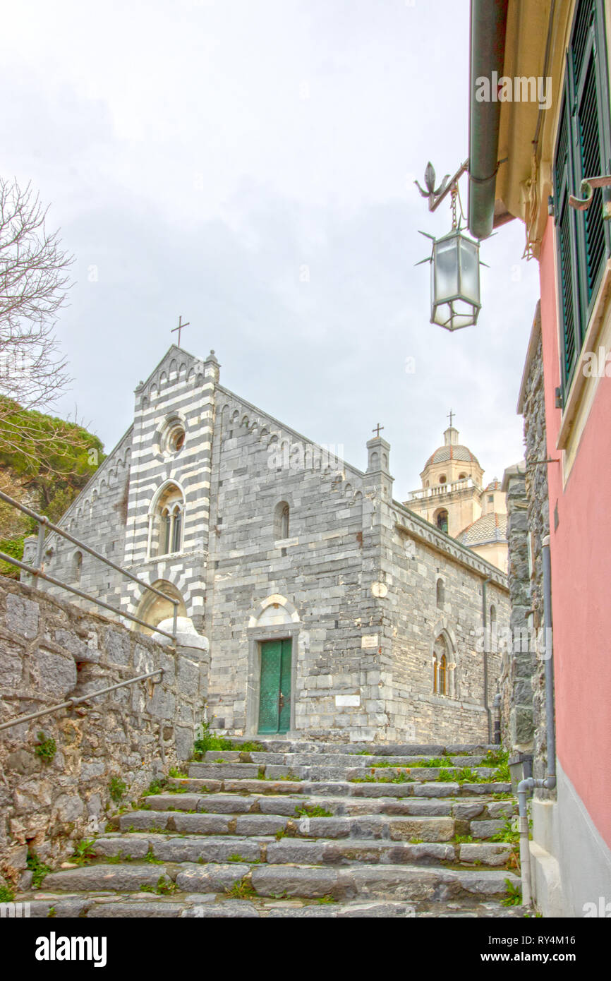 La chiesa di San Lorenzo, conosciuto anche come santuario della Madonna Bianca in Porto Venere, Liguria Foto Stock