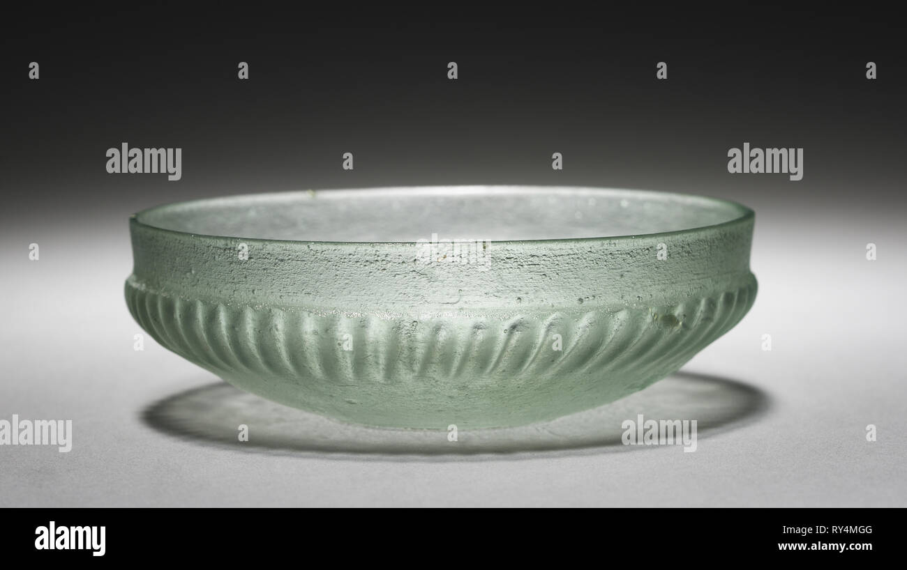 Coppa di Patera, 1-200. L'Italia, romana, 1a-2a secolo. Vetro stampato; complessivo: 4,2 x 12,6 cm (1 5/8 x 4 15/16 in Foto Stock