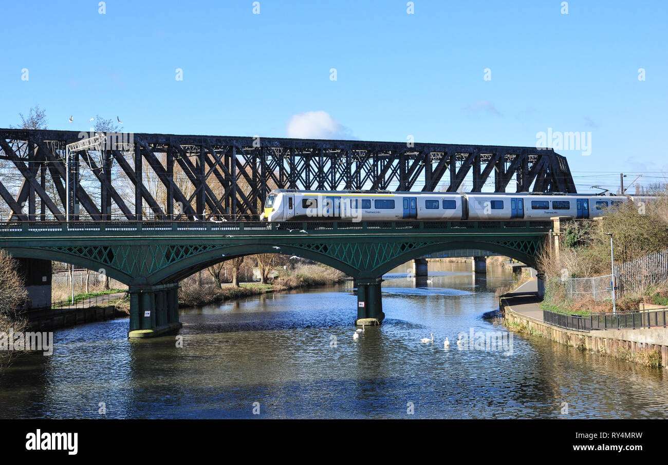 Classe Thameslink 700 UEM capi sud su ghisa ponte sopra il fiume Nene, Peterborough, CAMBRIDGESHIRE, England, Regno Unito Foto Stock