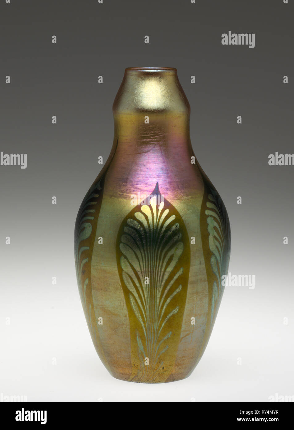 Vaso, c. 1900. Louis Comfort Tiffany (American, 1848-1933). Favrile vetro; complessivo: 16,5 x 8,3 cm (6 1/2 x 3 1/4 in Foto Stock