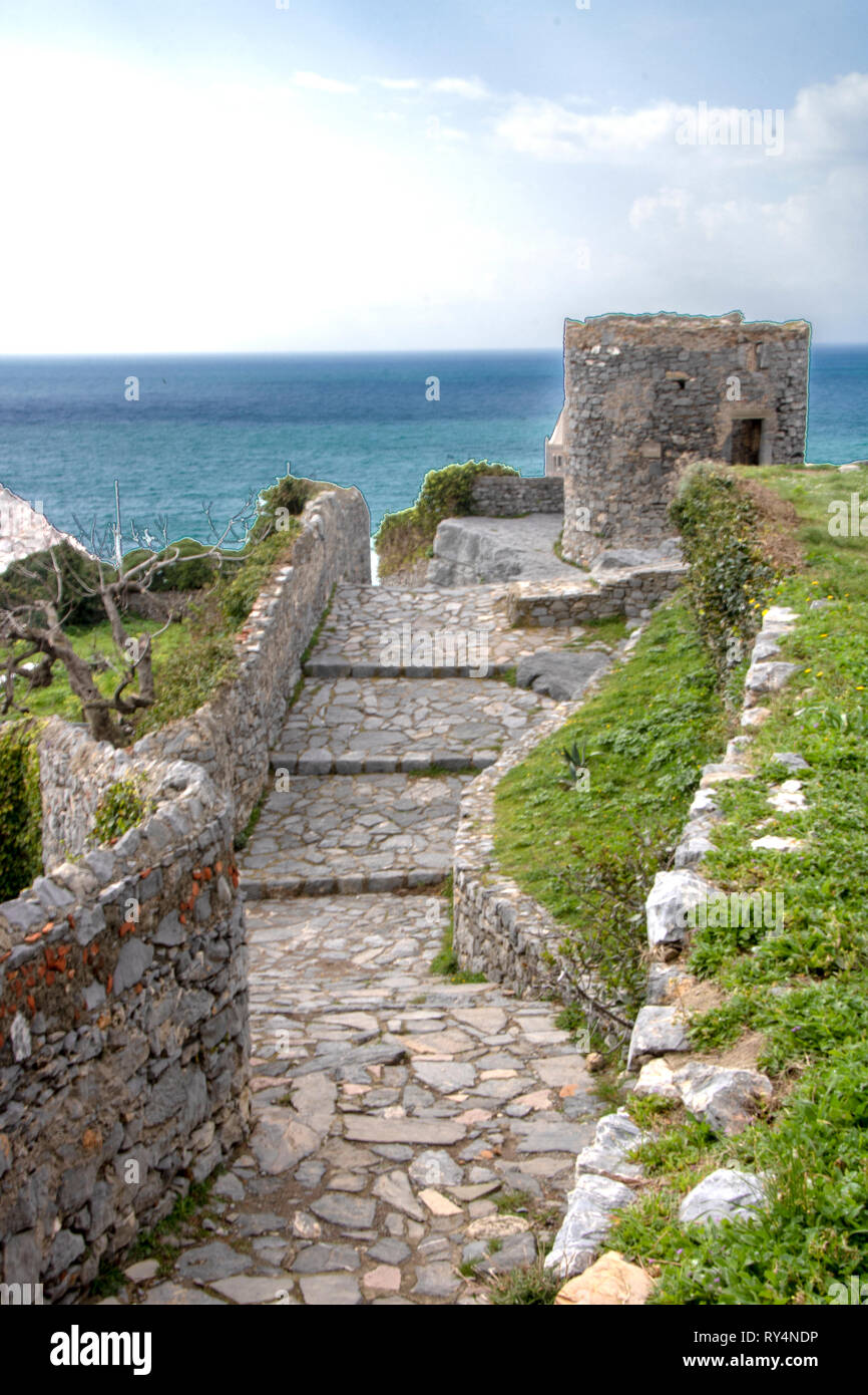 Il percorso per il castello witn bellissimo paesaggio del Golfo dei poeti di Porto Venere, Liguria Foto Stock