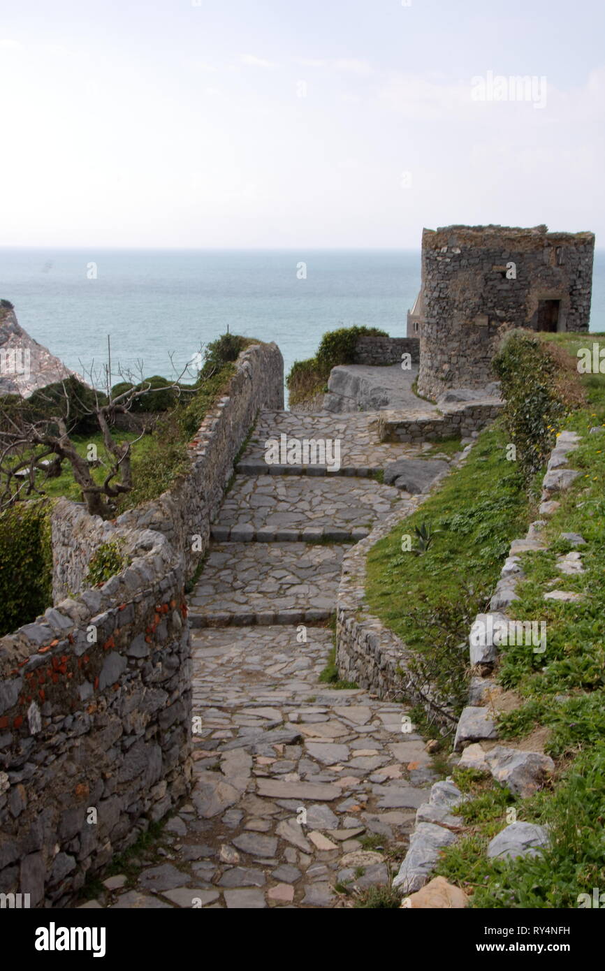 Il percorso per il castello witn bellissimo paesaggio del Golfo dei poeti di Porto Venere, Liguria Foto Stock