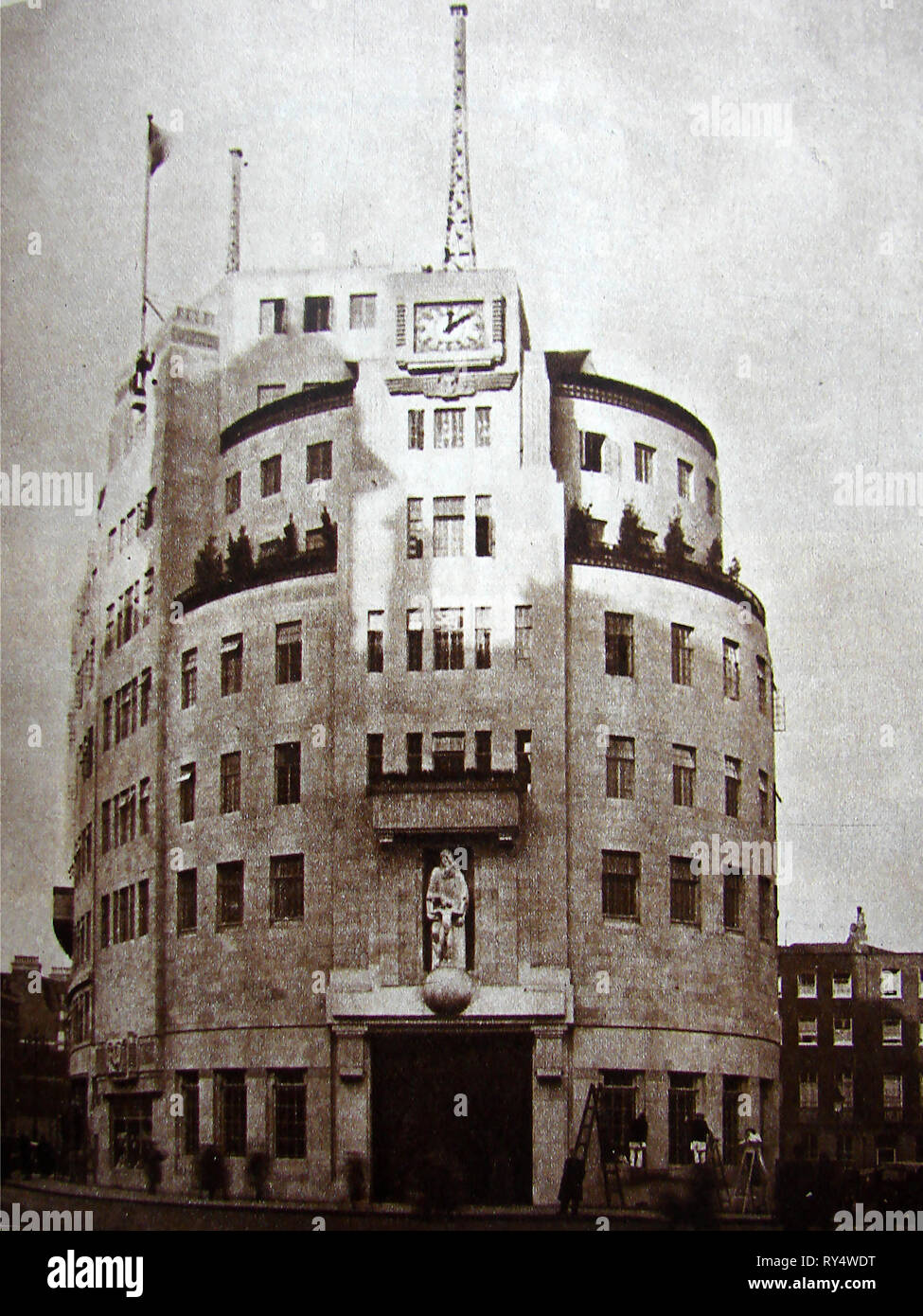 Una vendemmia vista della British Broadcasting Corporation headquarters (senza alcuna estensione orientale)- 1934 Vista di Broadcasting House, Portland,Place, Londra (BBC) con Langham Place in background. In origine ospitava 22 studi radio. Le statue di Prospero e Ariel può essere visto sopra l'ingresso anteriore Foto Stock