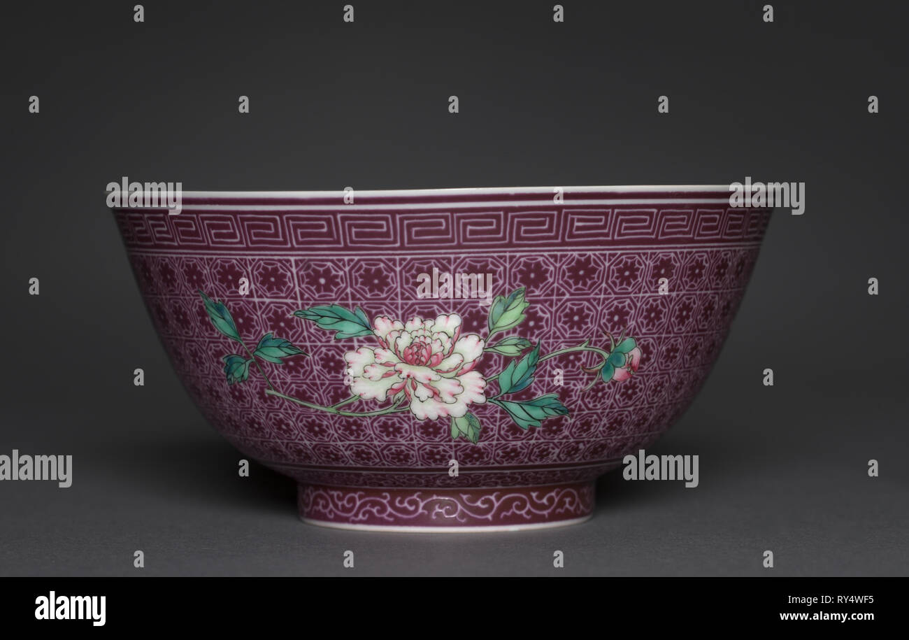 Coppia di ciotole con Peonia spray sul pannolino di massa (esterno); crisantemo spray (interno), 1736-1795. Cina, provincia di Jiangxi, Jingdezhen, dinastia Qing (1644-1911), Qianlong mark e regni (1736-1795). Porcellana con la famille rose overglaze decorazione in smalto; diametro: 15,5 cm (6 1/8 in.); complessivo: 7,6 cm (3 in Foto Stock