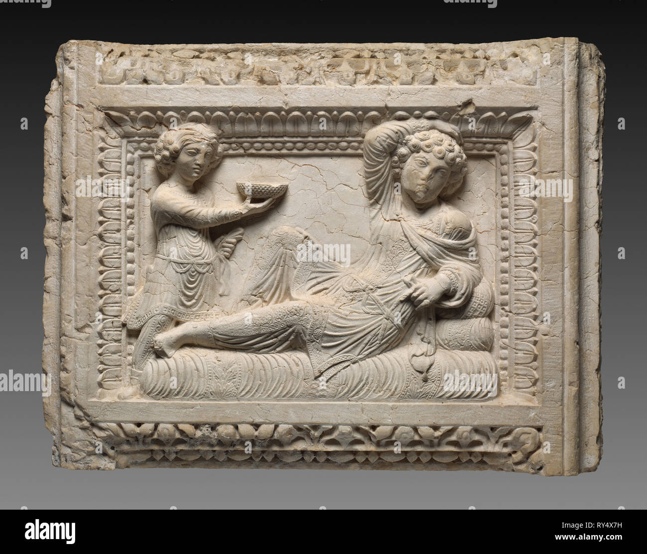 Tomba rilievo, 230. Siria, Palmyra, 3° secolo. Calcare; complessivo: 55,3 x 73,7 x 18,5 cm (21 3/4 x 29 x 7 5/16" Foto Stock