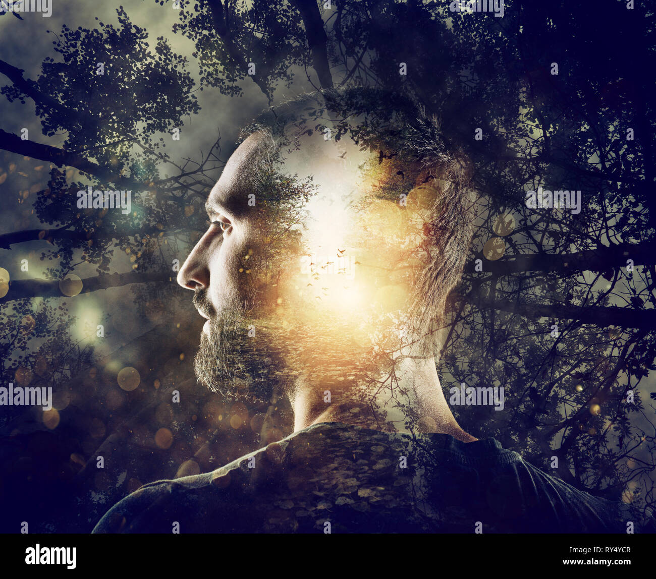 Ragazzo con un mistico foresta in mente. La doppia esposizione Foto Stock