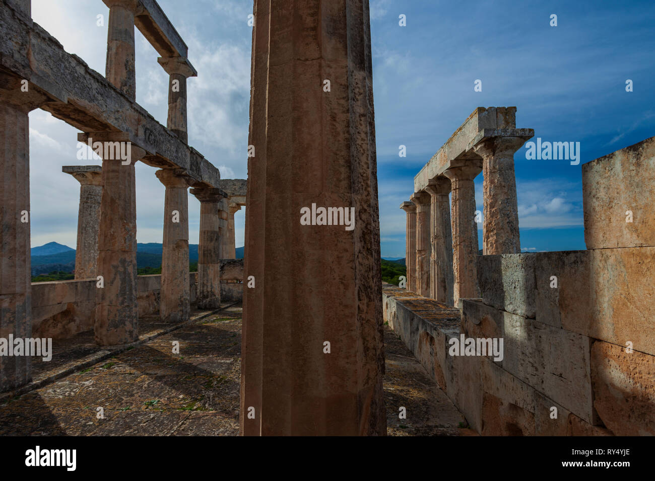 Classico antico tempio di Aphaia Athina sull'isola di Aegina in Grecia Foto Stock