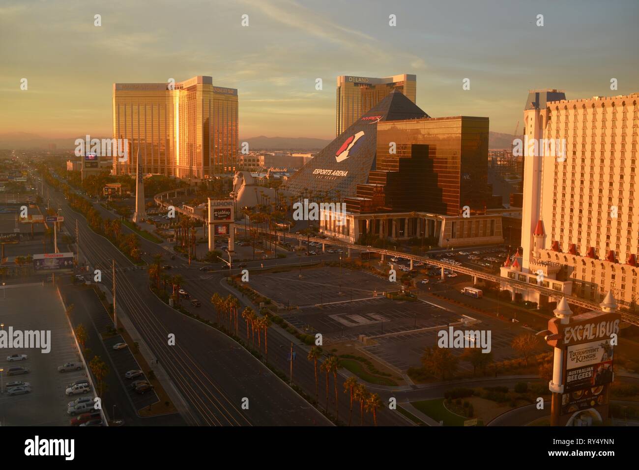 Antenna golden sunrise sul Las Vegas strip vicino a Luxor, Mandalay Bay, il Delano e Excalibur, dotate di HyperX Esports Arena per i giocatori, Las Vegas, STATI UNITI D'AMERICA Foto Stock