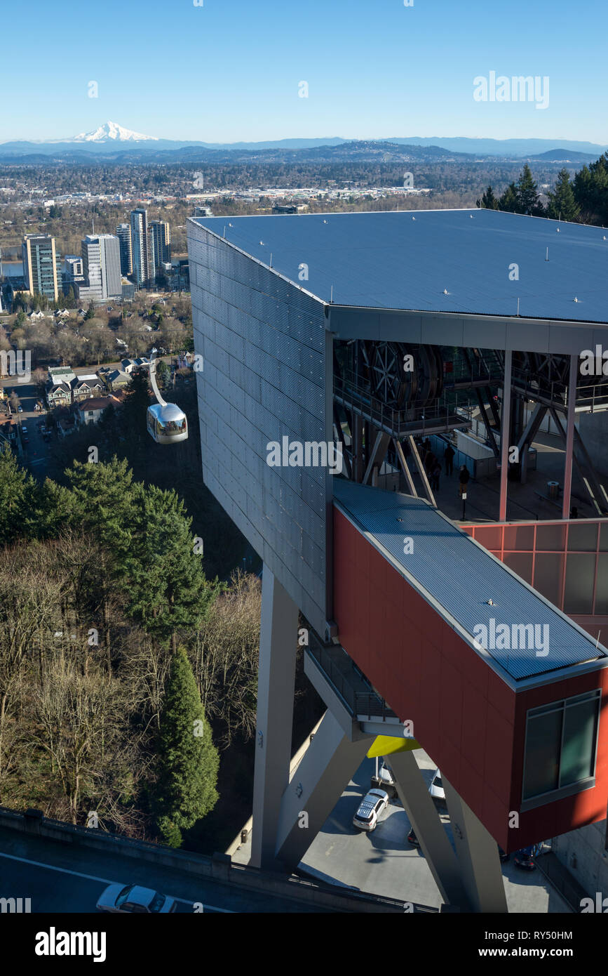 Portland Aerial Tram e tram superiore terminale, di Portland, Oregon. Mt. Il cofano è nella distanza. Foto Stock