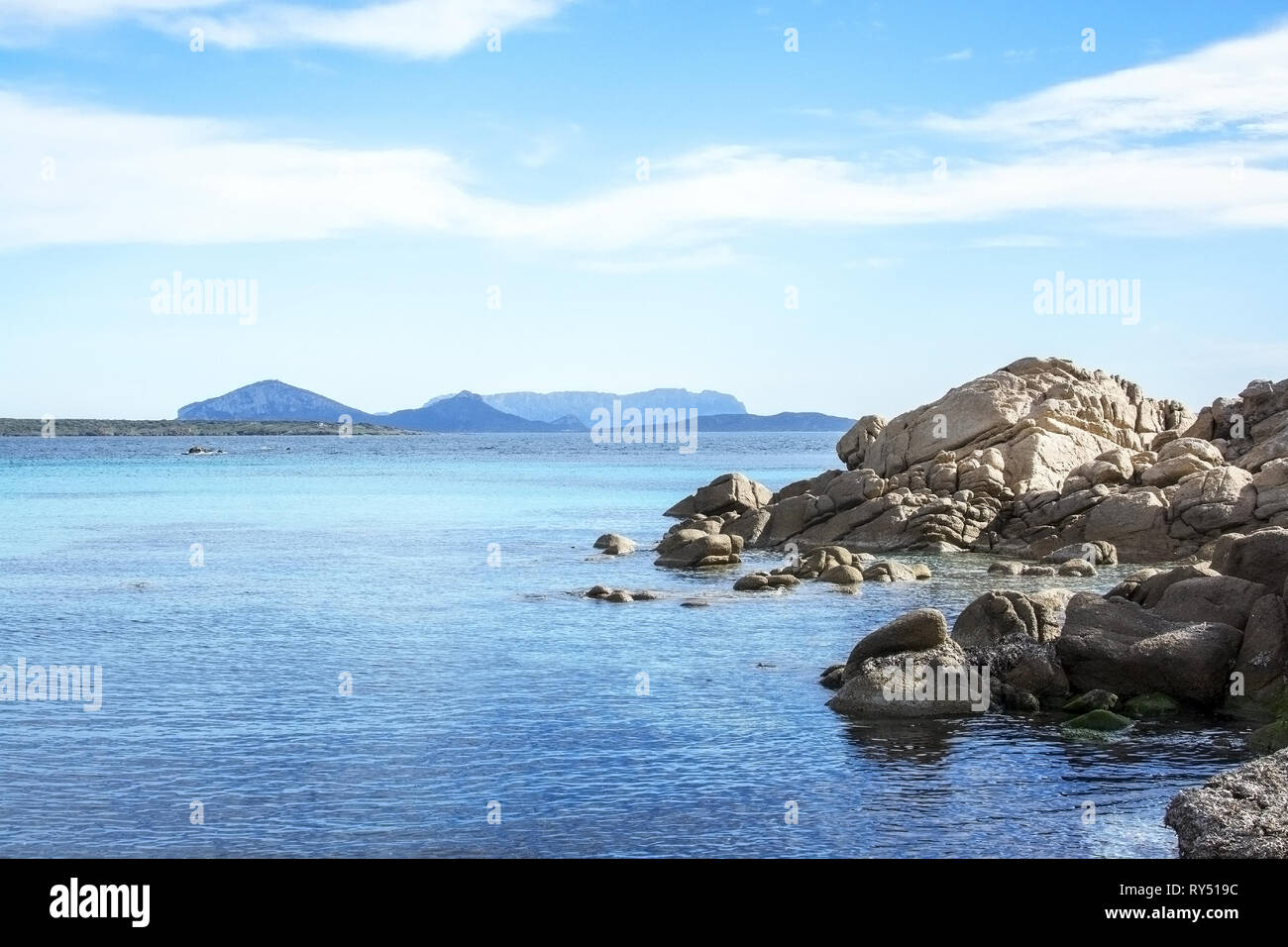 Verde acqua e roccia di granito paesaggio arcipelago su una spiaggia in Costa Smeralda, Sardegna, Italia nel mese di marzo. Foto Stock