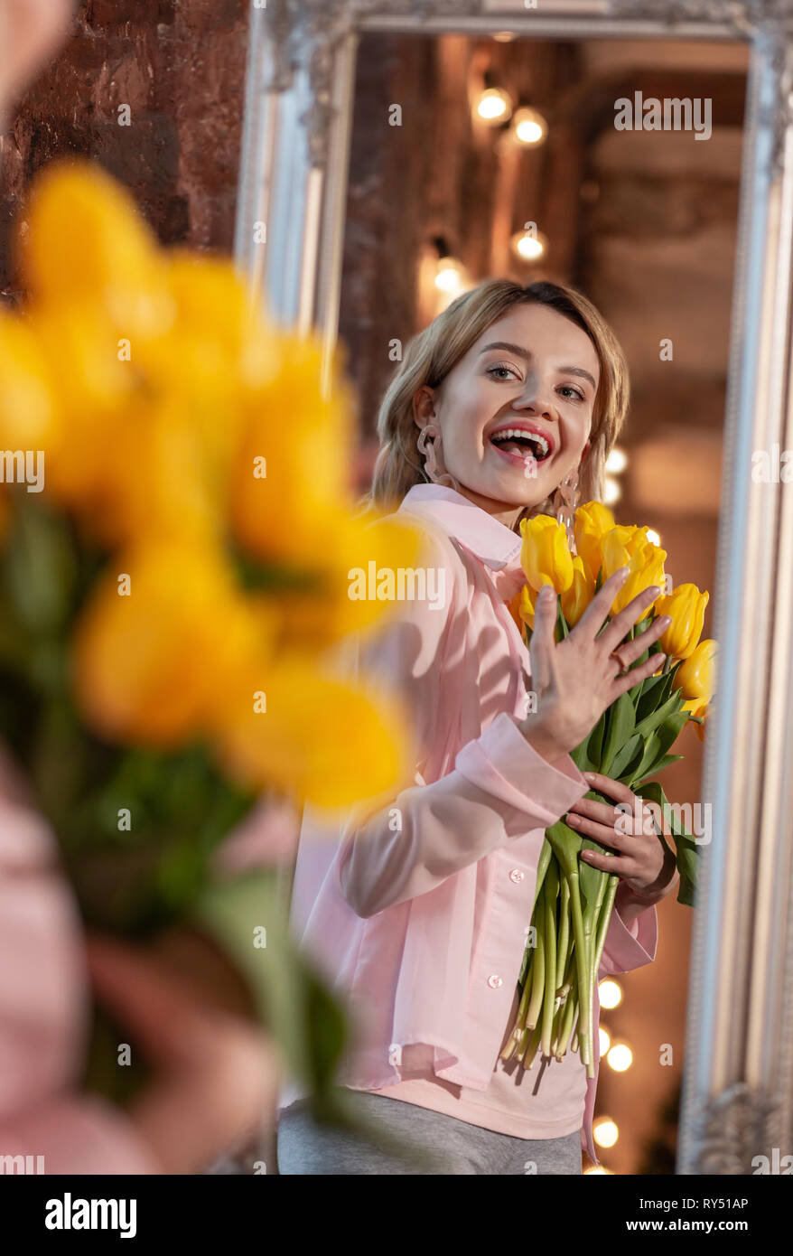 Moglie sensazione incredibile dopo la ricezione di bel colore giallo dei fiori dal marito Foto Stock