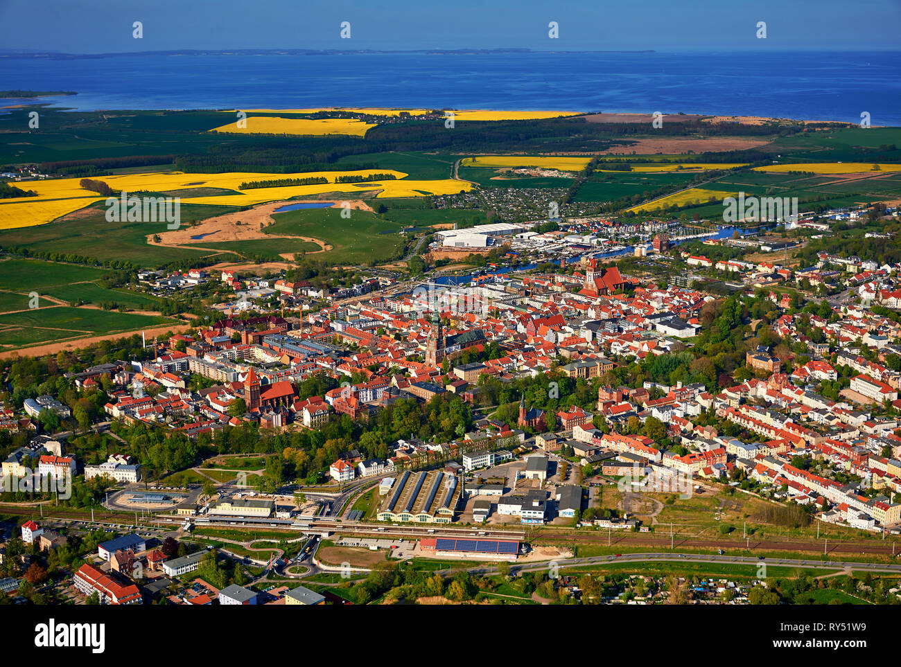 Drone vista dal centro della città anseatica di Greifswald Foto Stock