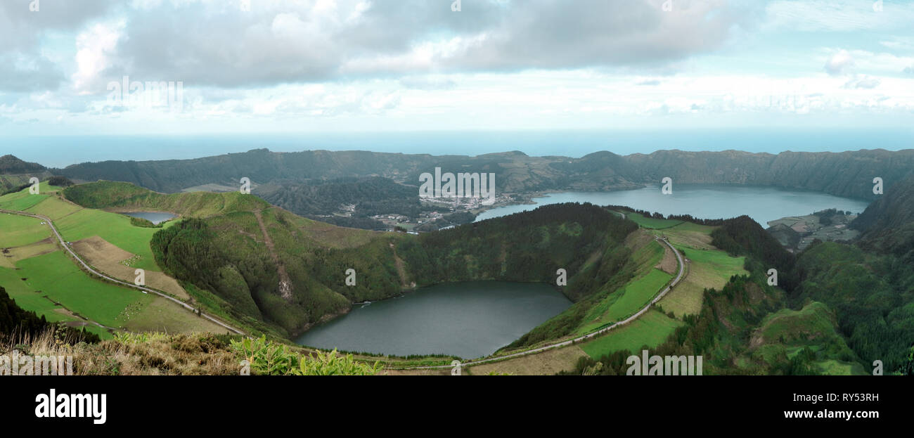 Bellissima laguna circondata da montagne. Antico cratere del vulcano. Sette città lagunare Isole Azzorre Portogallo Foto Stock