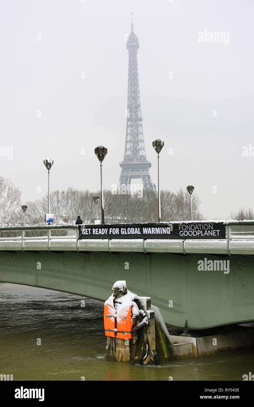 Francia, Parigi, zona elencata come patrimonio mondiale dall UNESCO,l'Alma Zouave ponte di indossare un giubbotto di salvataggio messi dagli attivisti di Good Planet foundattion prostesting contro il riscaldamento globale Foto Stock