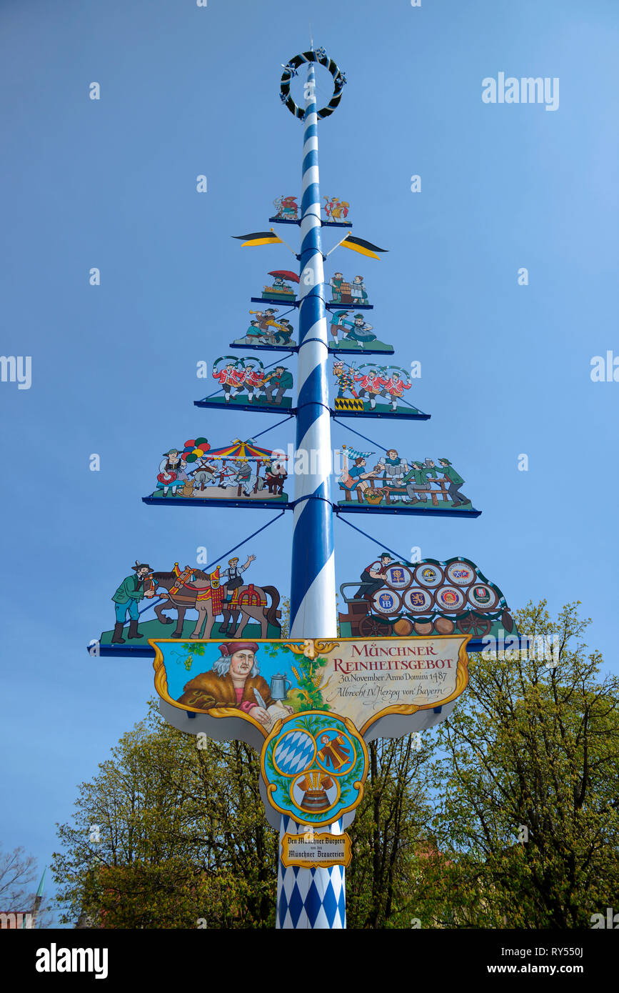 Maibaum, Viktualienmakt, Monaco di Baviera, Deutschland Foto Stock