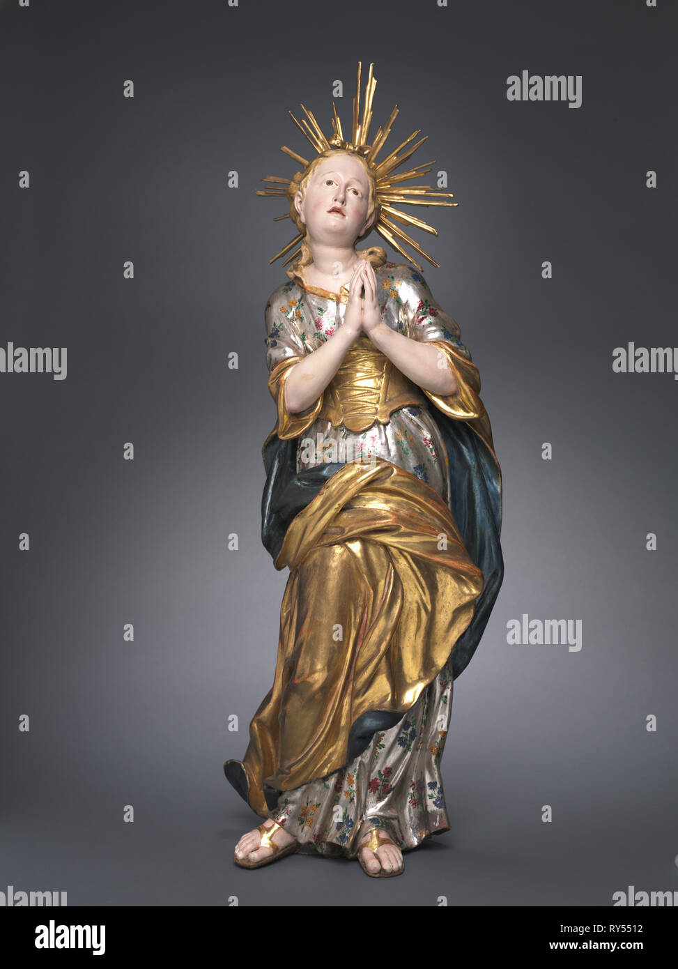 Vergine Maria come un bambino, 1750-1775. Austria, Vienna, XVIII secolo. Legno dipinto e dorato; complessivo: 106,6 x 39,3 x 21,7 cm (41 15/16 x 15 1/2 x 8 9/16 in.); senza alogeno: 96,2 cm (37 7/8 in Foto Stock