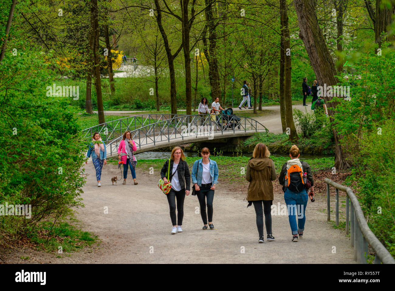 Spaziergaenger, Englischer Garten Monaco di Baviera, Deutschland Foto Stock