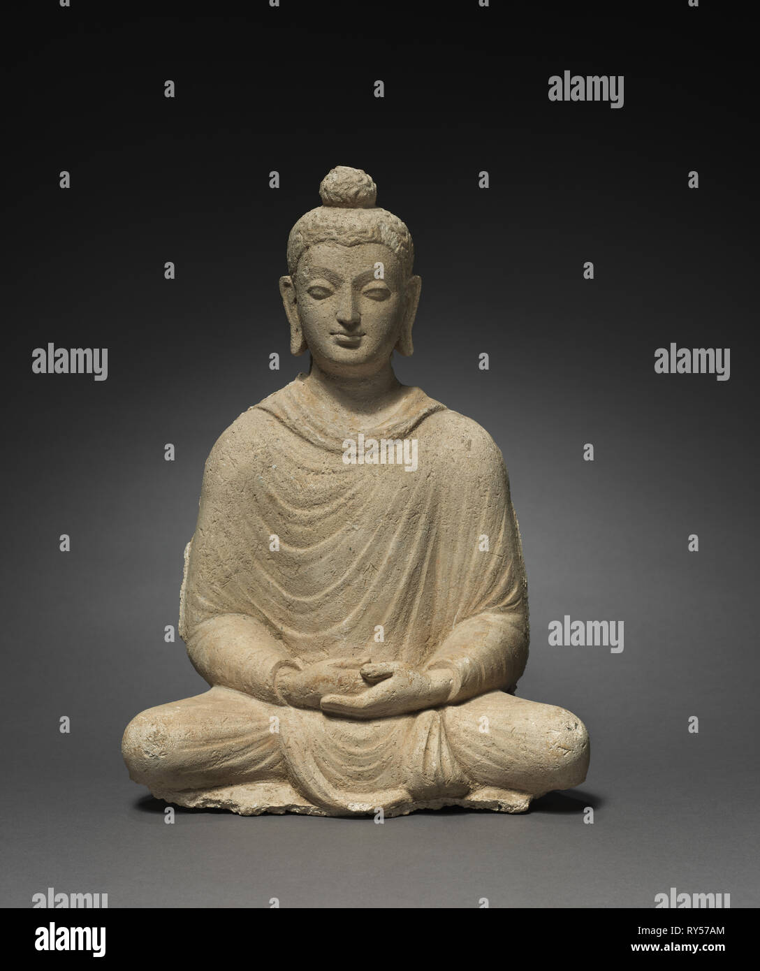 Buddha seduto, c. 300s. Afghanistan, Gandhara, Hadda, tardo periodo Kushan (1 ° secolo-320). Stucco; complessivo: 36,9 cm (14 1/2 in Foto Stock