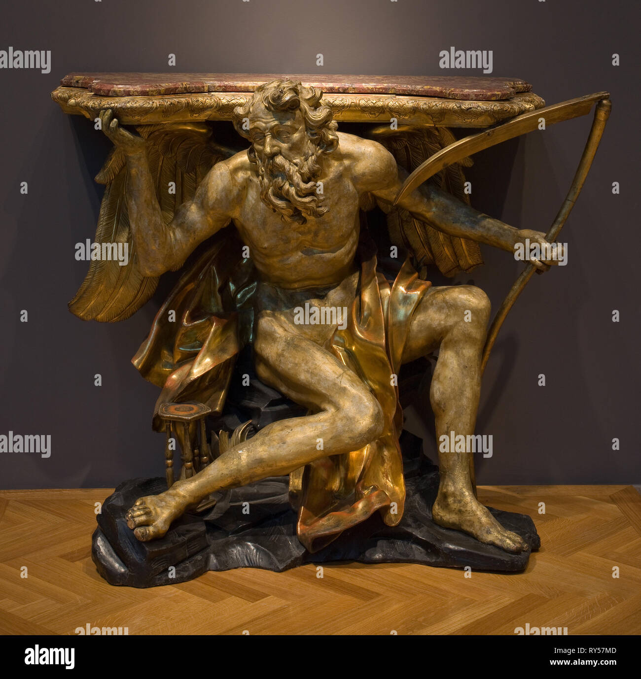 Tavolo console raffiguranti Chronos, o Padre Tempo (superiore), c. 1700. L'Italia, probabilmente a Roma, fine 17th-inizio del XVIII secolo. Legno dipinto e dorato, piano in marmo; complessivo: 95,3 x 107,3 x 62,9 cm (37 1/2 x 42 1/4 x 24 3/4 in Foto Stock