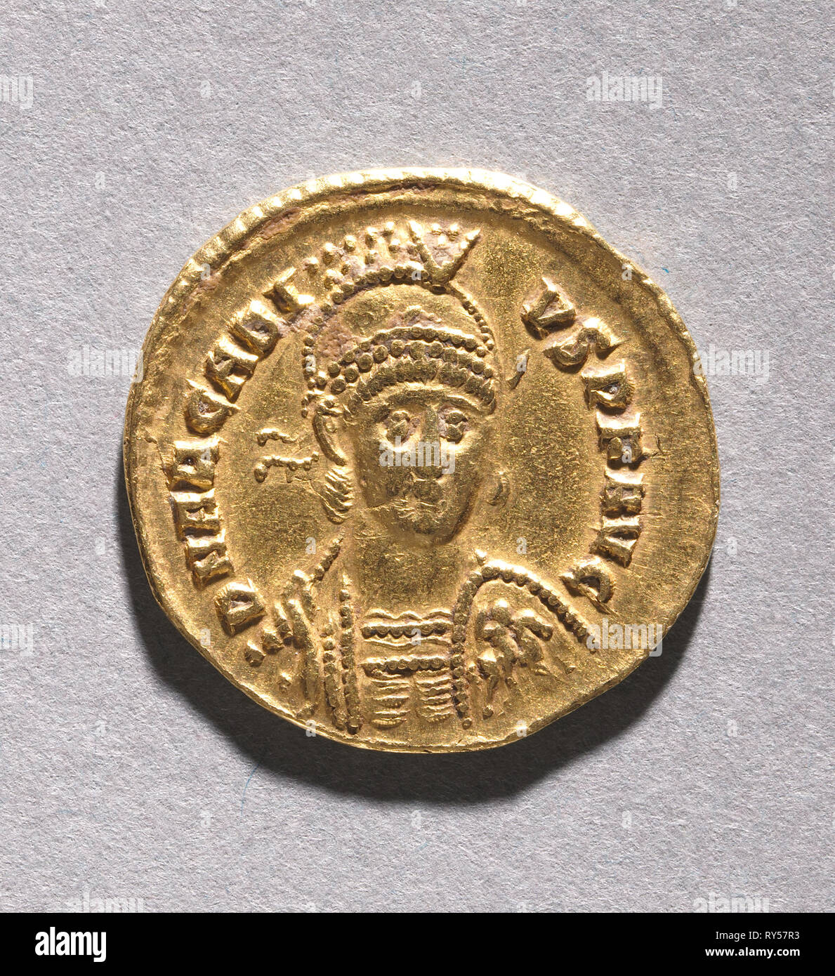 Tremissis di Onorio , 395-423. Bisanzio, Ravenna, periodo bizantino, fine 4th-inizio del V secolo. Oro; diametro: 1,5 cm (9/16 in Foto Stock