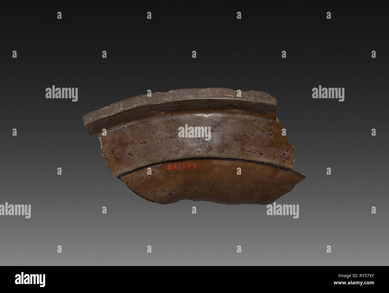 Frammento di un vassoio di lacca, 9-24. Cina, scavato a Lolang, Xin dynasty (9-23). La lacca; complessivo: 5,5 x 10,7 cm (2 3/16 x 4 3/16 in Foto Stock