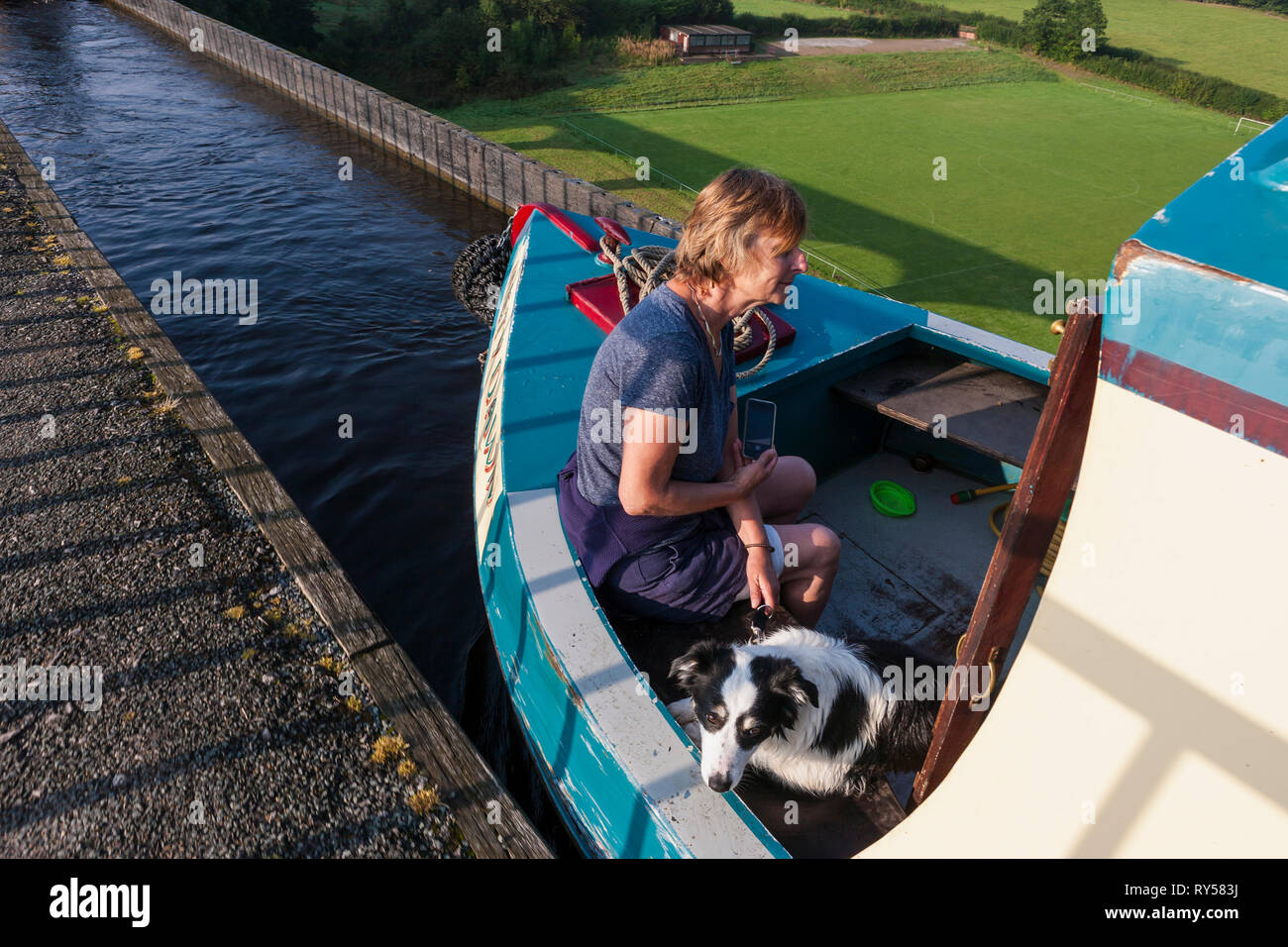 Narrowboat sul Pontcysllyte acquedotto, Llangollen Canal, Wrexham, Galles. Modello rilasciato Foto Stock