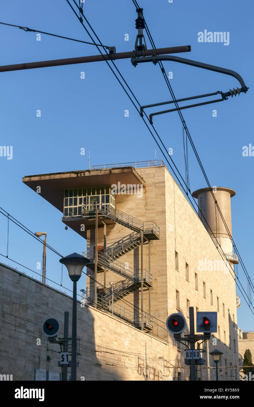 Stazione Termini 1950. Antica torre centrale operativa ferroviaria. Linea del treno elettrico a contatto sospeso. Roma, Italia, Europa, UE. Foto Stock