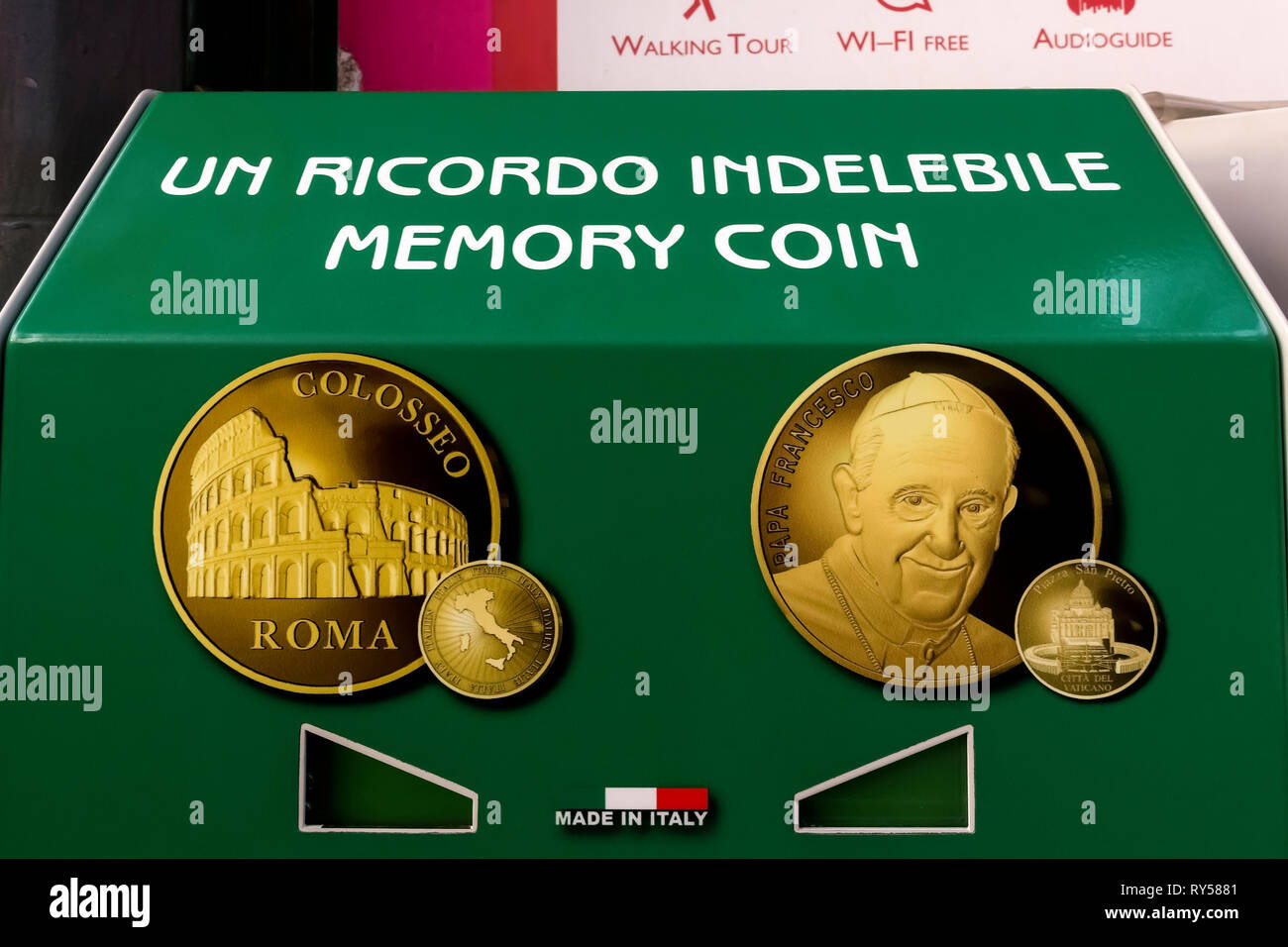 Distributore di monete ricordo. Shopping turistico. Roma, Italia, Europa, Unione europea, UE. Foto Stock