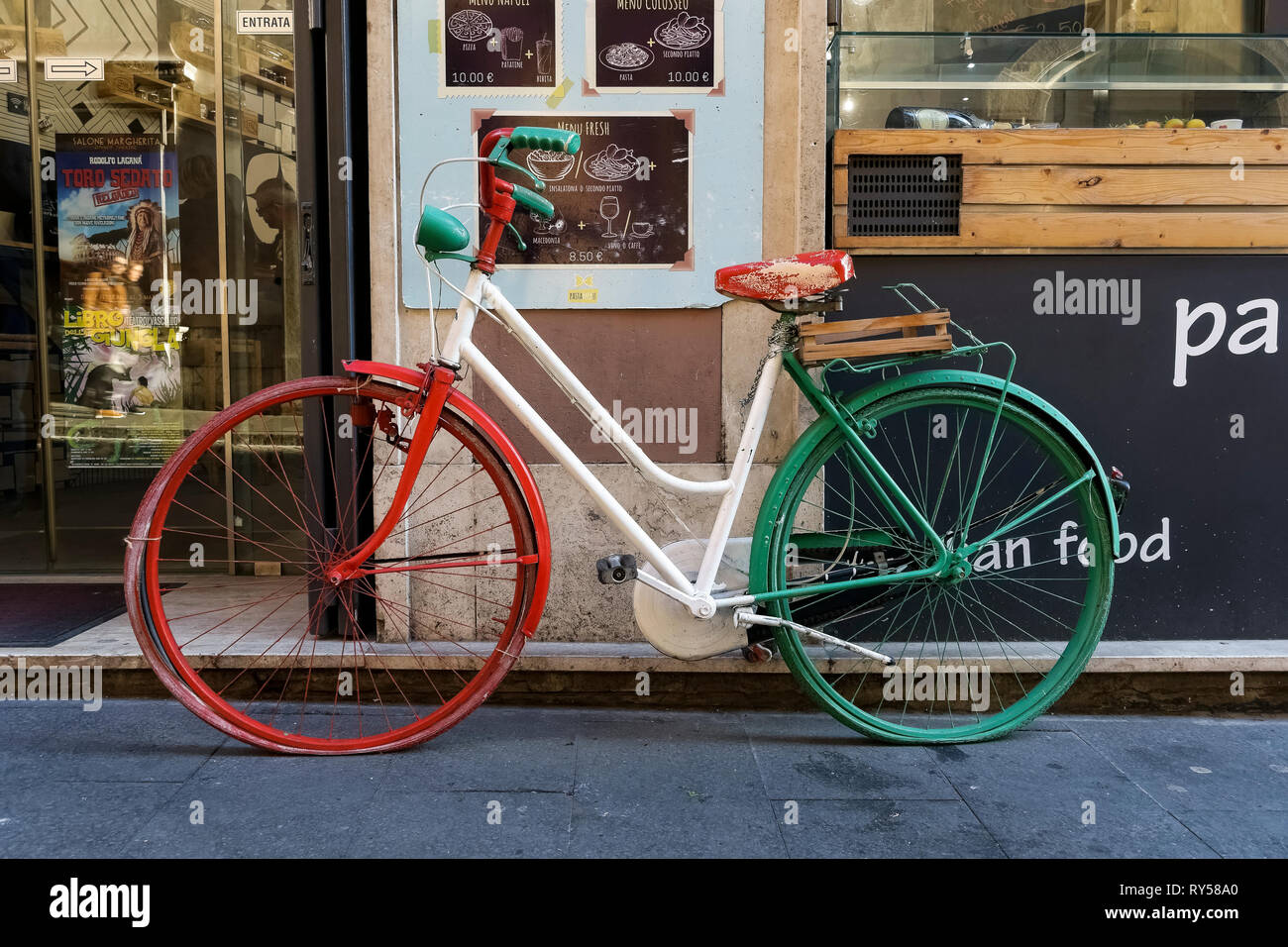 Bici tricolore italiana parcheggiata di fronte ad un ristorante. Roma, Italia, Europa, Unione europea, UE. Foto Stock