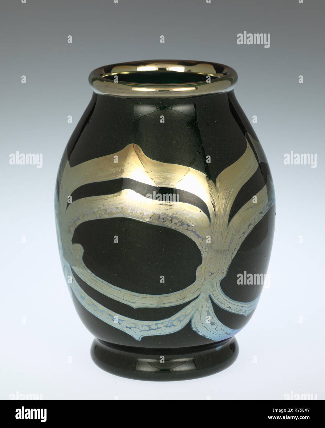 Vaso, c. 1890-1892. Louis Comfort Tiffany (American, 1848-1933). Vetro; complessivo: 13,7 x 10,1 cm (5 3/8 x 4 pollici Foto Stock