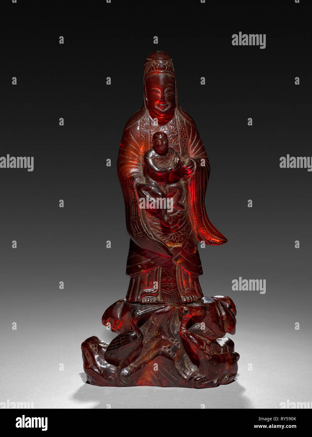 Guanyin, XVIII secolo. Cina, dinastia Qing (1644-1911). Ambra; complessivo: 16,9 cm (6 5/8 Foto Stock