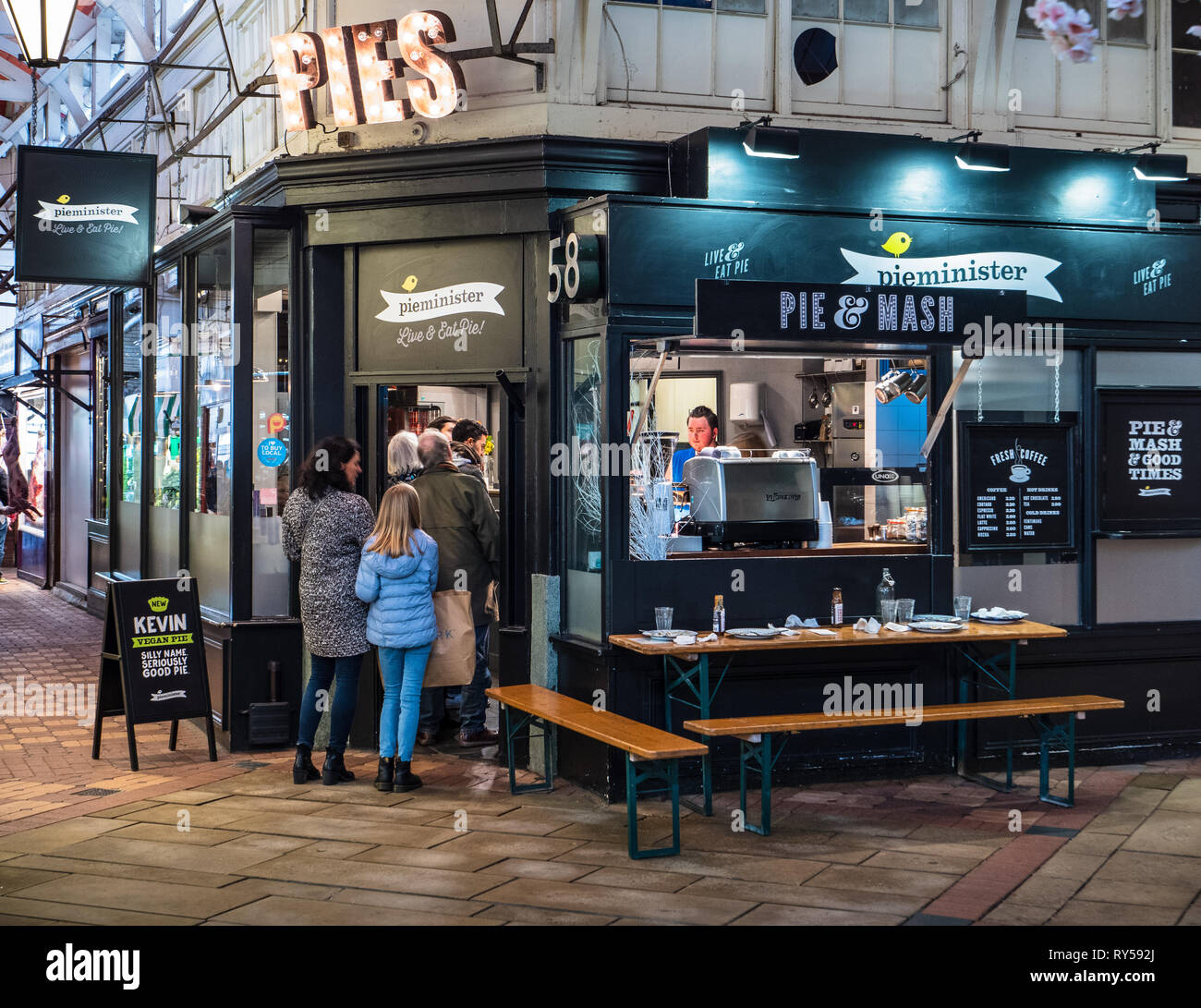 Torta Pieminister e Mash Shop in Oxford Mercato Coperto, Oxford Regno Unito Foto Stock