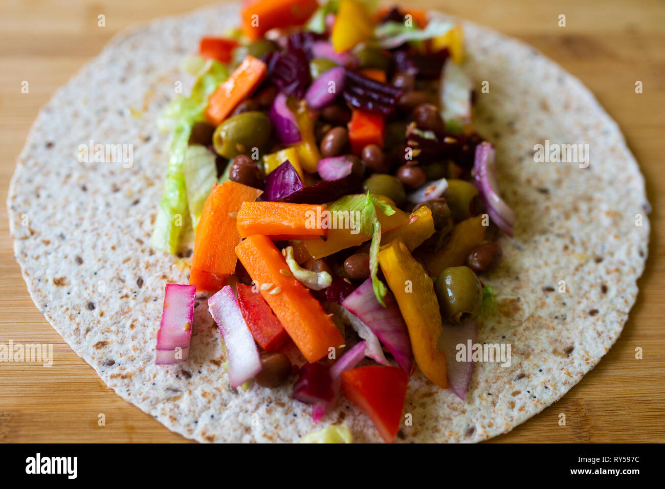Colorata vibrante insalata sana in un aperto wrap. Vegane. Il veganismo Foto Stock