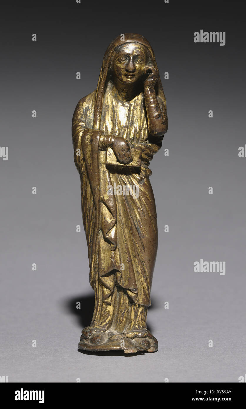 Lutto Maria, probabilmente da un altare croce, 1200-1300. Mosan, valle della Mosa, periodo gotico. Il XIII secolo. Bronzo dorato; complessivo: 10,2 x 3,3 cm (4 x 1 5/16 in Foto Stock