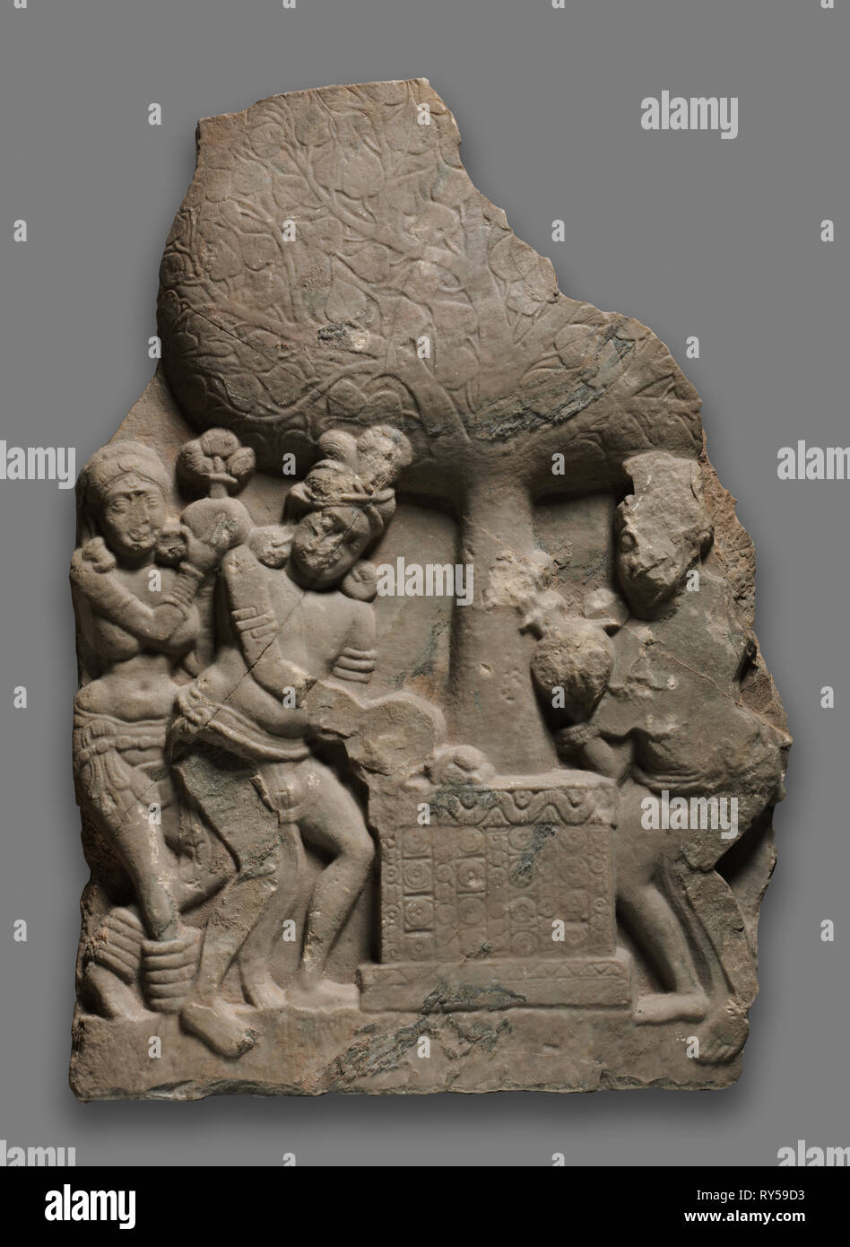 Adoratori dando Offerte per la Bodhi Tree, 100s. India meridionale, Andhra Pradesh, Amaravati, Satavahana Periodo (c. 100 BC - c. Annuncio 200). Calcare; complessivo: 80 x 57,1 cm (31 1/2 x 22 1/2 in Foto Stock Adoratori dando Offerte per la Bodhi Tree, 100s. India meridionale, Andhra Pradesh, Amaravati, Satavahana Periodo (c. 100 BC - c. Annuncio 200). Calcare; complessivo: 80 x 57,1 cm (31 1/2 x 22 1/2 in Foto Stock