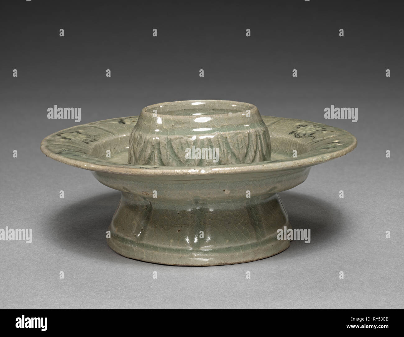 Fiori a forma di tazza di Stand con intarsi crisantemo Design, 1100s. Corea, periodo Goryeo (918-1392). Intarsiati e gres porcellanato; complessivo: 6.1 cm (2 3/8 in Foto Stock