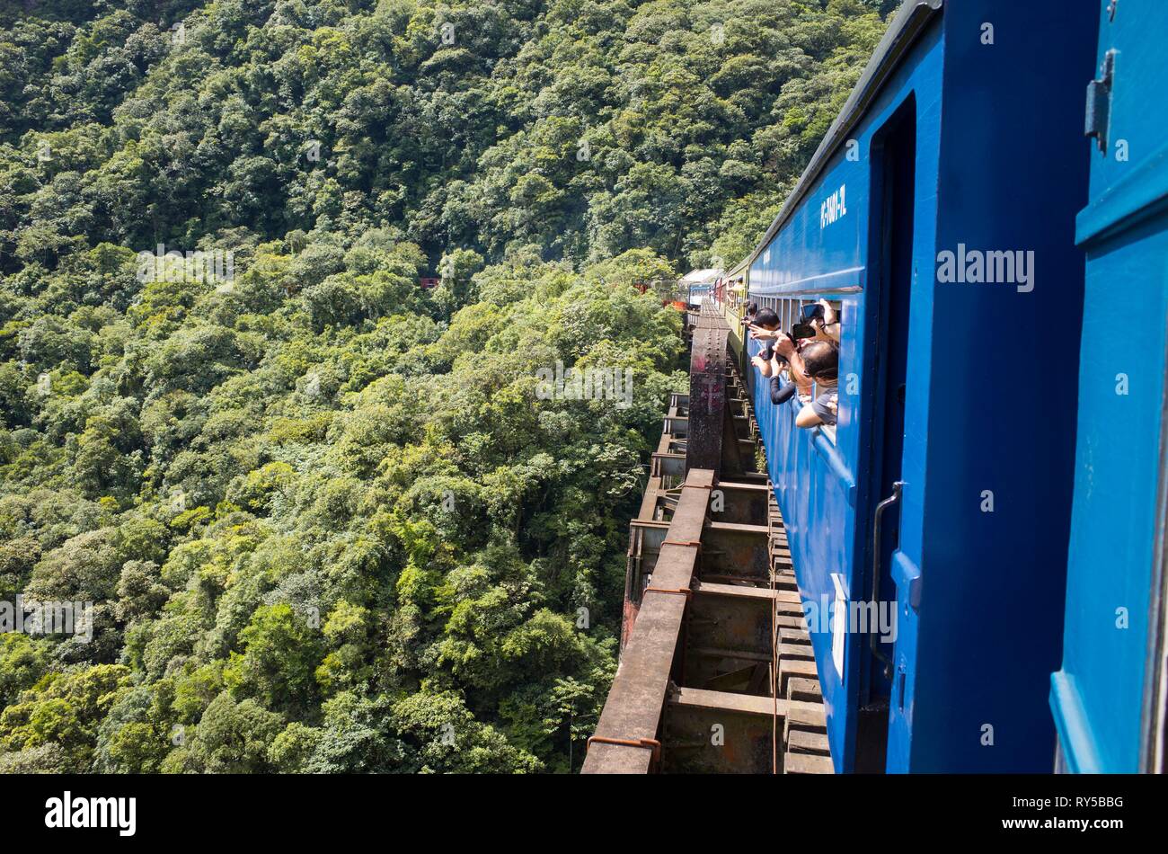 Il Brasile, Parana, Curitiba, la Serra Verde il treno Express per il porto di Paranagua attraversa gli ultimi resti della giungla costiera e vertiginose montagne Foto Stock