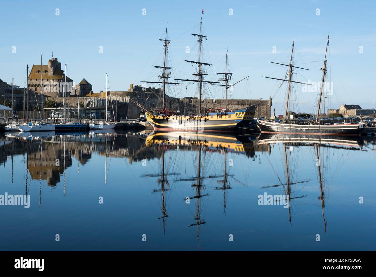 Francia, Ille et Vilaine, Saint Malo, castello e bastioni, navi Etoile du Roy e Etoile de France presso il molo Foto Stock
